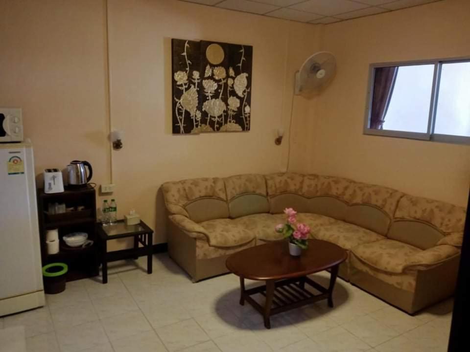 Stefan'S Guesthouse Jomtien Beach Extérieur photo